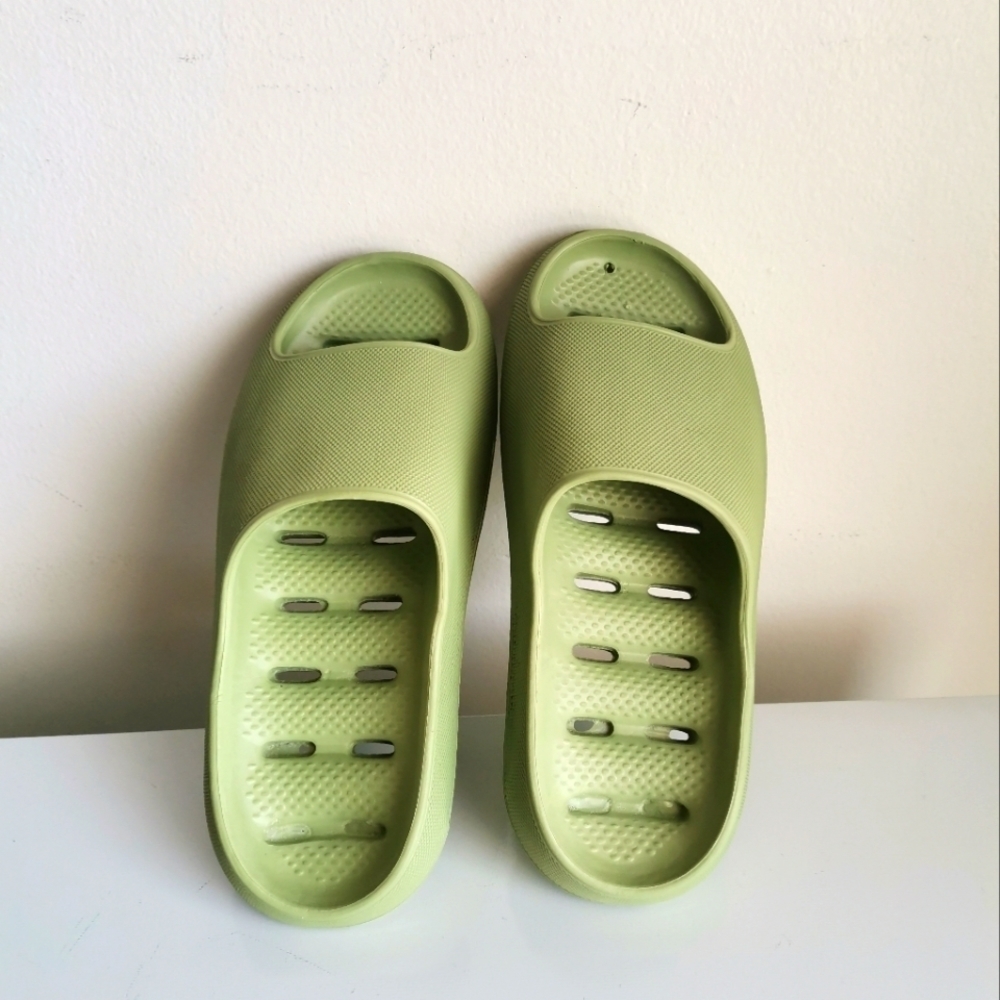 NWOT SANDALS SLIDE
